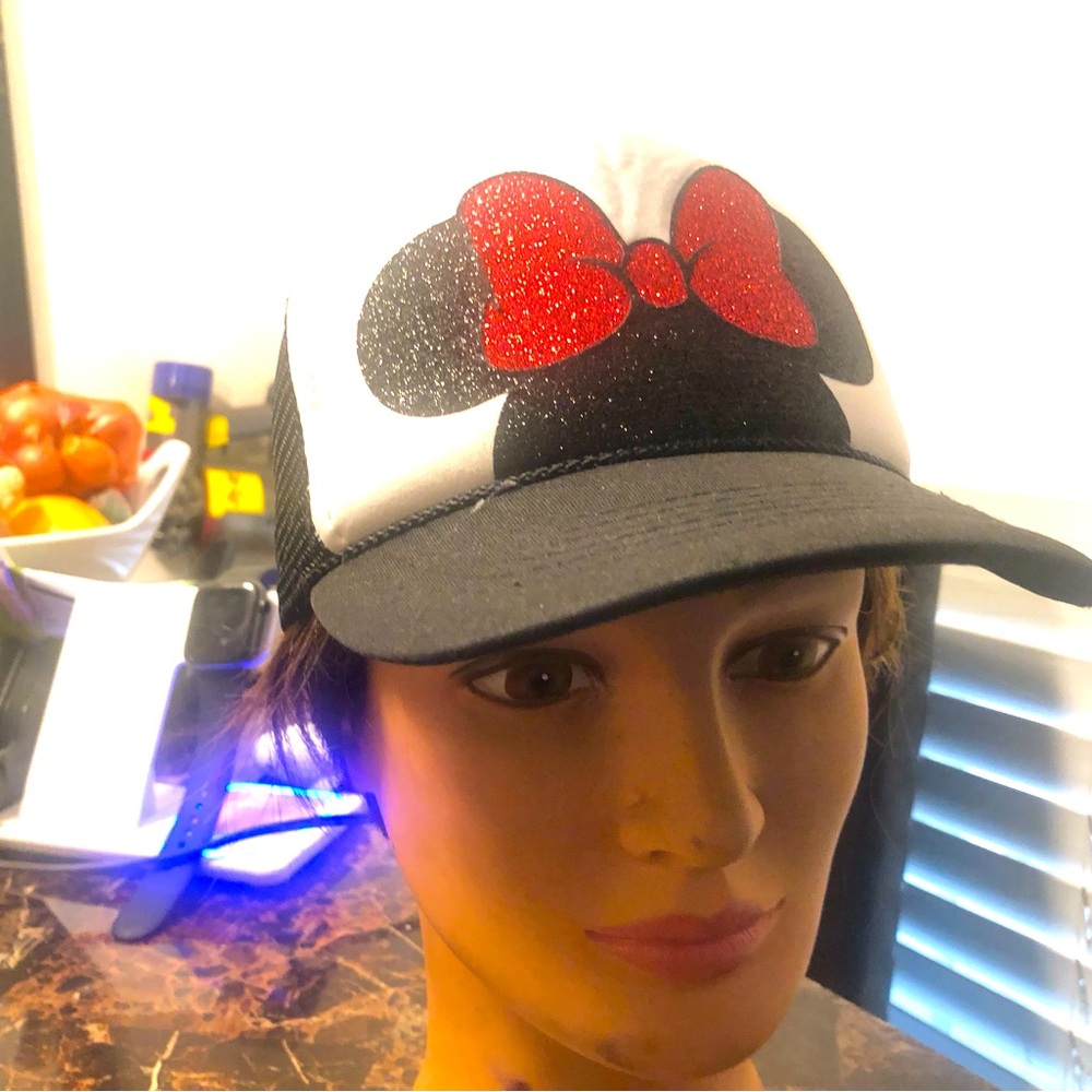 Nissun Cap Women’s Black White Red Snapeback cap Size adjustable